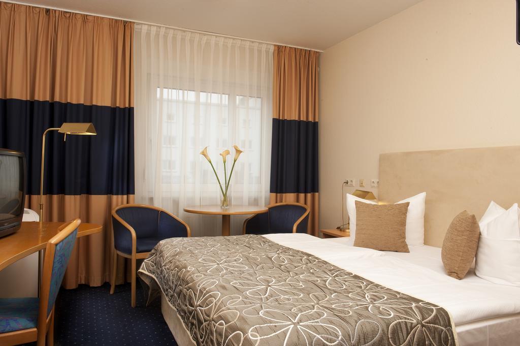 Tryp By Wyndham Bremen Airport Hotel Стая снимка