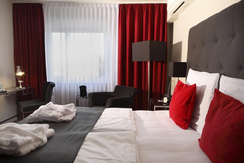 Tryp By Wyndham Bremen Airport Hotel Стая снимка