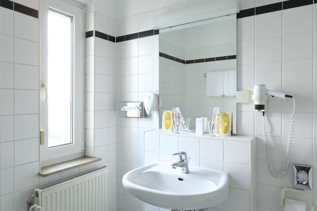 Tryp By Wyndham Bremen Airport Hotel Стая снимка