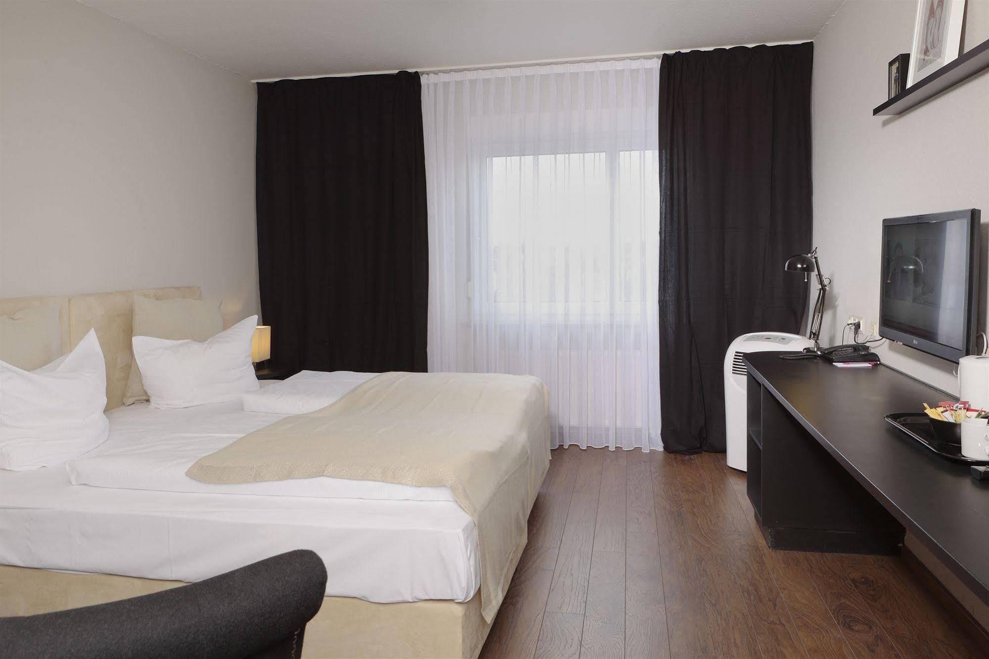 Tryp By Wyndham Bremen Airport Hotel Екстериор снимка