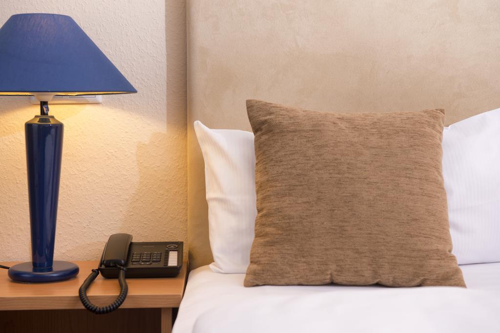 Tryp By Wyndham Bremen Airport Hotel Стая снимка