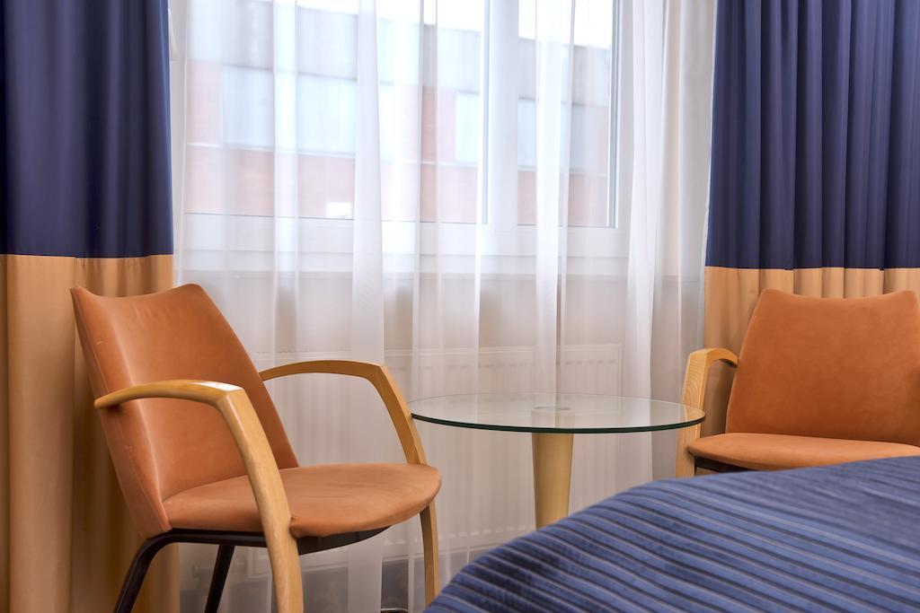 Tryp By Wyndham Bremen Airport Hotel Стая снимка