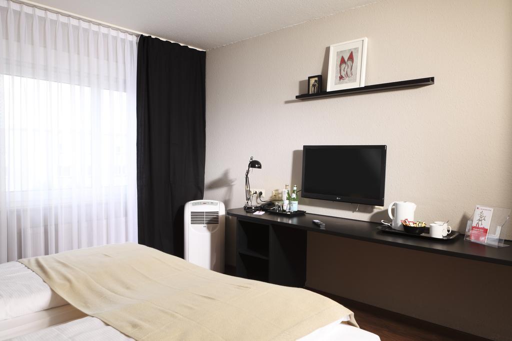 Tryp By Wyndham Bremen Airport Hotel Стая снимка